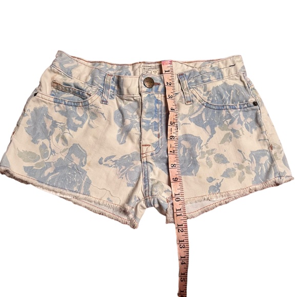 current Elliott Girlfriend shorts in blue rose floral print - Picture 10 of 10